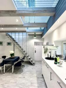 Fotografia z galérie ubytovania Eklektika Apartman Balatonalmádi v destinácii Balatonalmádi + 25 fotografií