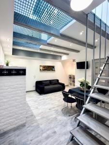 Televízia a/alebo spoločenská miestnosť v ubytovaní Eklektika Apartman Balatonalmádi