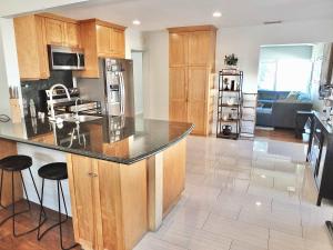 Η κουζίνα ή μικρή κουζίνα στο Bellflower Breeze - Charming 3 BDR in Long Beach