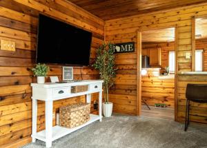 sala de estar con TV en una pared de madera en Pet Friendly Lake Geneva Getaway for 6, en Lake Geneva 17 fotos más