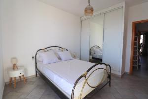 阿雅克修Spacieux Appartement Vue Mer et Montagne en dernier étage avec Terrasse - Parking et Wifi的一间卧室配有一张带白色床单和镜子的床