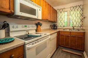 Η κουζίνα ή μικρή κουζίνα στο Cozy Condo at Interlaken Stay & Play on Lake Como +16 φωτογραφίες