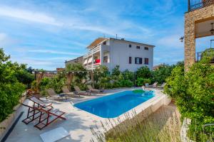 una piscina davanti a una casa di Villa Mila Murter a Murter