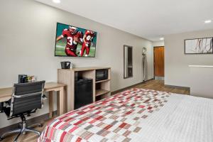 Red Roof Inn & Suites Euless - DFW Airport Southwest客房内的一张或多张床位