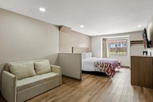 Red Roof Inn & Suites Euless - DFW Airport Southwest客房内的一张或多张床位