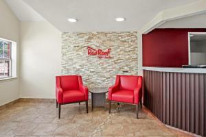 Red Roof Inn & Suites Euless - DFW Airport Southwest的休息区