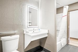 Red Roof Inn & Suites Euless - DFW Airport Southwest的一间浴室