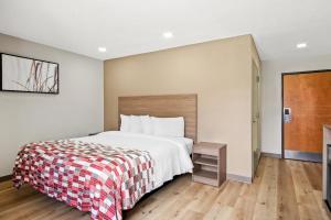 Red Roof Inn & Suites Euless - DFW Airport Southwest客房内的一张或多张床位