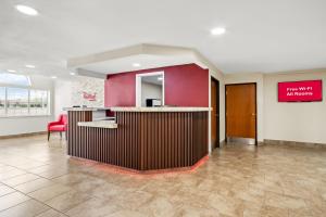 尤利斯Red Roof Inn & Suites Euless - DFW Airport Southwest的大堂设有红色的墙壁和镜子