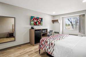 Red Roof Inn & Suites Euless - DFW Airport Southwest客房内的一张或多张床位