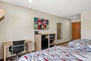 Red Roof Inn & Suites Euless - DFW Airport Southwest的厨房或小厨房