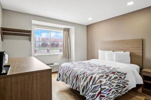 Red Roof Inn & Suites Euless - DFW Airport Southwest客房内的一张或多张床位