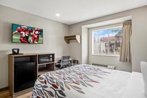 Red Roof Inn & Suites Euless - DFW Airport Southwest客房内的一张或多张床位