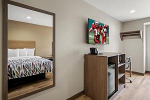 Red Roof Inn & Suites Euless - DFW Airport Southwest客房内的一张或多张床位