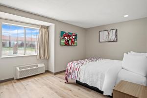 Red Roof Inn & Suites Euless - DFW Airport Southwest客房内的一张或多张床位