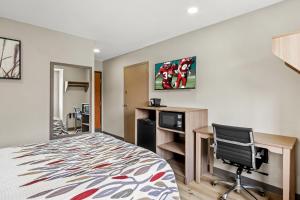 Red Roof Inn & Suites Euless - DFW Airport Southwest的厨房或小厨房