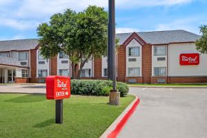 尤利斯Red Roof Inn & Suites Euless - DFW Airport Southwest的建筑物前的一个红色邮箱