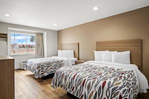 Red Roof Inn & Suites Euless - DFW Airport Southwest客房内的一张或多张床位