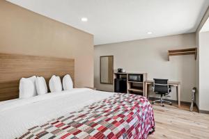 Red Roof Inn & Suites Euless - DFW Airport Southwest客房内的一张或多张床位