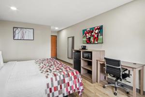Red Roof Inn & Suites Euless - DFW Airport Southwest客房内的一张或多张床位