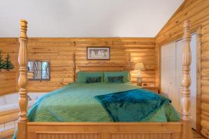 a bedroom with a bed in a log cabin at Stunning views,LoversretreatwFree Tickets 2 Dollywood,Anakeesta,Ziplining,Aquarium,Arts&CraftsDist in Sevierville +28 photos