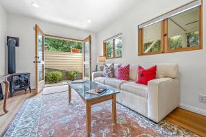 Χώρος καθιστικού στο Carmel Romantic Escape for 2