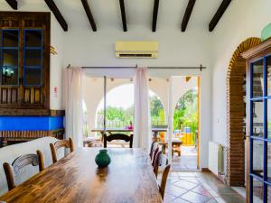 Posedenie v ubytovaní Tu Villa Rural Olivo 3 Dormitorios Piscina privada