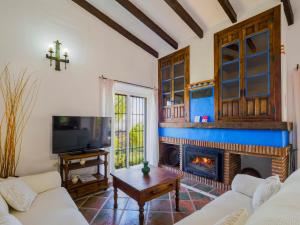 Televízia a/alebo spoločenská miestnosť v ubytovaní Tu Villa Rural Olivo 3 Dormitorios Piscina privada