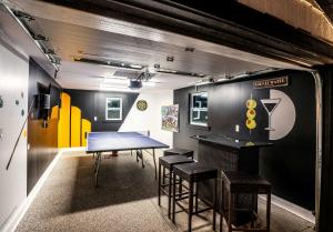 Φωτογραφία από το άλμπουμ του Gatsby Theme Near Downtown with Hot Tub & Game Room σε Lake Geneva +18 φωτογραφίες