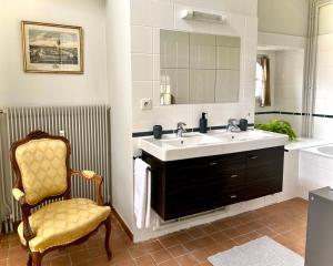 スミュール・アン・ノーソワにあるHôtel Particulier, Maison Jazey.のバスルーム(シンク、椅子、鏡付)