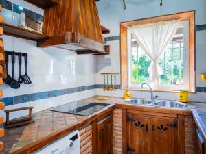 Kuchyňa alebo kuchynka v ubytovaní Tu Villa Rural Olivo 3 Dormitorios Piscina privada
