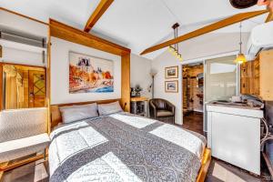 Ένα ή περισσότερα κρεβάτια σε δωμάτιο στο Snuggle Inn - A Romantic Retreat