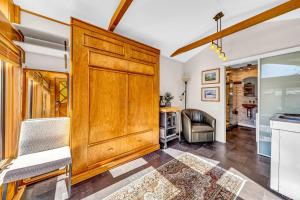 Η κουζίνα ή μικρή κουζίνα στο Snuggle Inn - A Romantic Retreat +15 φωτογραφίες
