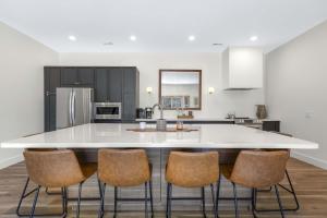 una cucina con ampia isola bianca in una stanza di Bearcat Bungalows - Two Homes One Rental - Sleeps 22 a Sunrise Beach