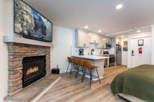 Η κουζίνα ή μικρή κουζίνα στο Elmer's Hideout - Fully Renovated Yosemite Escape
