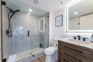 Ένα μπάνιο στο Elmer's Hideout - Fully Renovated Yosemite Escape