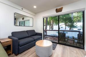 Χώρος καθιστικού στο Elmer's Hideout - Fully Renovated Yosemite Escape