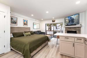 Χώρος καθιστικού στο Elmer's Hideout - Fully Renovated Yosemite Escape +16 φωτογραφίες