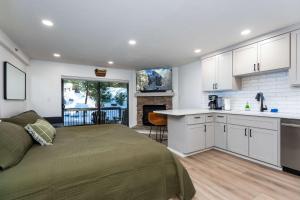 Η κουζίνα ή μικρή κουζίνα στο Elmer's Hideout - Fully Renovated Yosemite Escape