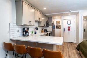 Η κουζίνα ή μικρή κουζίνα στο Elmer's Hideout - Fully Renovated Yosemite Escape