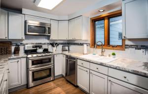 Η κουζίνα ή μικρή κουζίνα στο Huemanns Haven - Spacious 3 BR Close to Downtown