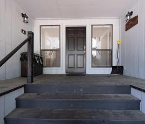 Muka bangunan atau pintu masuk Granite View Lodge - Minutes from Water