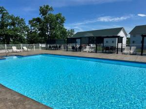 einen großen blauen Pool mit Pavillon in der Unterkunft Family Lakefront Oasis - Picture Perfect Retreat in Kaiser