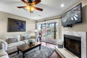 ein Wohnzimmer mit Couch und Flachbildfernseher in der Unterkunft Family Lakefront Oasis - Picture Perfect Retreat in Kaiser + 28 Fotos