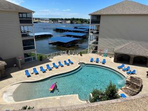 オーセージ・ビーチにあるPanoramic Sunset Escape - Waterfront Condo for 7の大型スイミングプール(椅子付)