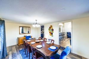 Χώρος καθιστικού στο Serenity Now - Quiet 4 BDR in Tan-Tar-A Estates