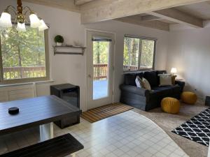 a living room with a couch and a table at Cavu Cabin - A Classic Mountainside Escape in Shaver Lake