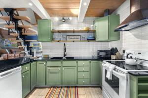 Η κουζίνα ή μικρή κουζίνα στο Sunrise Oasis - Enjoy Lakefront Living