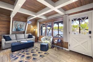 Χώρος καθιστικού στο Sunrise Oasis - Enjoy Lakefront Living