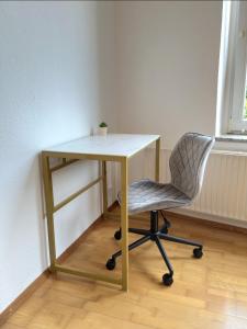 a desk and a chair in a room at Casa Mia - Helios Klinik - HBF - Zentrum - Parken - Messe 20 Min in Krefeld +14 photos